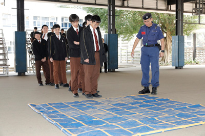 學院教職員向學生講解團隊遊戲「迷宮」的遊戲規則。