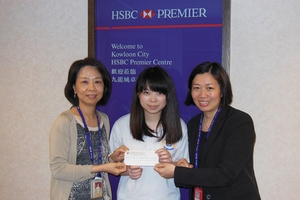 Miss LEUNG Tse-yee (middle), JPC member of Kowloon City District, received a HK$1,000 book coupon from Ms Christina CHAN (left), Customer Service Manager and Ms Annie SHING (right), Premier Relationship Manager of Kowloon City Branch, HSBC.