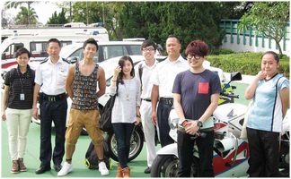 曾紫茵（右）、吳子謙（右四）與港台DJ走訪警察駕駛及交通訓練中心。