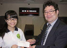 Miss LI Wing-ki (left), JPC member of Lantau District, received a HK$1,000 book coupon from Mr Michael WONG, Branch Service Manager of Hong Kong International Airport Branch, HSBC.
