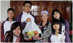少訊探訪固原市附近村落的一個家庭後送贈香港帶去的零食給村民。