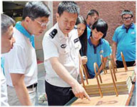 人事及訓練處處長周國良（前排左二）帶領少訊參觀北京警察博物館。