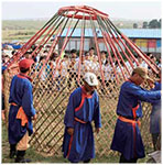 少訊在希拉穆仁草原目睹當地人搭建蒙古包。
