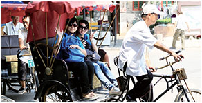 體驗中國文化三輪車胡同遊。