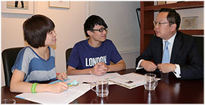 香港青年獎勵計劃理事會主席陳仲尼接受少訊訪問。