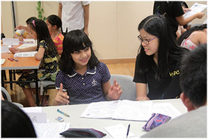 Miss Cici LAI enjoys the tutorial class with NEC students.