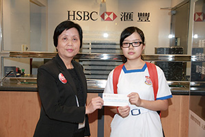 Miss WONG Suet-ying (right), JPC member of Yuen Long District, receives a HK$1,000 book coupon from Mrs LAM WONG Lan-mui Linda, Branch Service Manager, Kingswood Ginza Branch, HSBC.