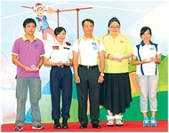 少訊中央諮詢委員會主席劉業成助理警務處長（中）頒發少訊Facebook 攝影比賽冠軍（左二）、亞軍（右二）、季軍（左一）及至LIKE大獎。