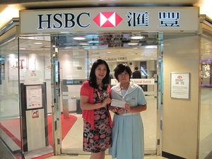 Miss WONG Hei-long (right), JPC member of Wong Tai Sin District, receives a HK$1,000 book coupon from Ms LUK M L Jazmine, Branch Manager, Wong Tai Sin Branch, HSBC.