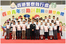 車律師（前排中）於HKAYP銅章頒獎典禮上與得獎者合照。