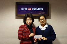 Miss WU King-sum (right), JPC member of Western District, receives a HK$1,000 book coupon from Ms Rebecca TSE, Division Operation Manager, Hong Kong Island West Branch, HSBC.