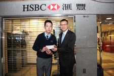 Mr SO Ming-lim (left), JPC member of Tai Po District, receives a HK$1,000 book coupon from Mr Raymond CHAN, Manager, Jade Plaza Branch, HSBC.