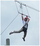 梁芷晴於攀爬獨木柱的挑戰中測試勇氣和自信心。
