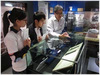 警察博物館館長岑創滿（右一）介紹長洲警署的歷史。