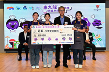 張雅燕 (左二) 在比賽中勝出少年警訊組別冠軍