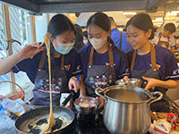 張雅燕 (右一) 在比賽中與隊友合力烹調防騙創意菜色
