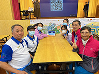郭芓慧 (右排最後) 與耆樂警訊會員組成隊伍參賽