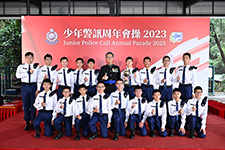 香港航海學校奪得最佳步操小隊冠軍，一眾隊員與警務處處長蕭澤頤合照留念