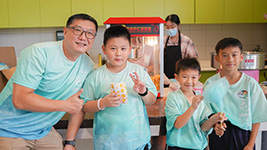 屯門警區指揮官吳國章 (左一) 與享用爆谷及綿花糖的參賽者拍照留念