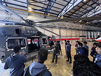 少年警訊會員與其他參加者細聽政府飛行服務隊隊員介紹空中巴士直升機H175