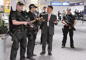 機場特警組代表團前往英國訪問倫敦大都會警隊及薩塞克斯警隊，旨在研究及評估航空環境現時面臨的挑戰及新形勢。
