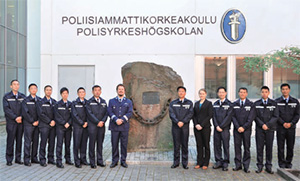 警队代表团造访位於坦佩雷地区的芬兰警察学院，讨论如何促进彼此的合作，以及参观皮尔卡警区总部，了解该区的警政工作。
