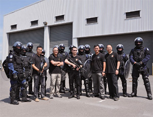 新界南与香港衝锋队代表团到访昆士兰布里斯班的警察总部，了解当地警务人员如何处理涉及攻击性武器和家庭暴力事件，以及人群和交通管理方法。代表团并参观当地的指挥及控制中心。