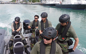 水警小艇分区人员参与新加坡警察海岸卫队特遣中队为期叁周的训练课程，以进一步提升人员应对海上紧急事故的能力。