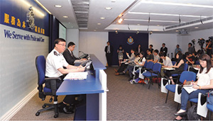 前任行动处处长洪克伟（左）和刑事及保安处处长卢伟聪讲述二零一二年上半年香港的整体治安情况。