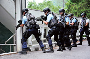 反恐特警队人员定期进行演练。