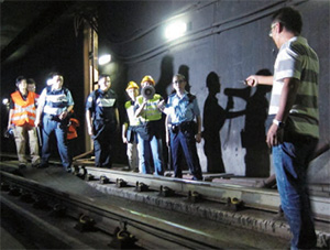 警察谈判组、铁路警区及地铁公司联合举行谈判演练。