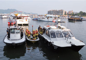 水警联同其他政府部门及团体进行海上火警演练。
