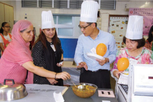 东区警区联同学校、政府和非政府机构合办家庭烹饪比赛，鼓励非华裔人士参与社区活动。 