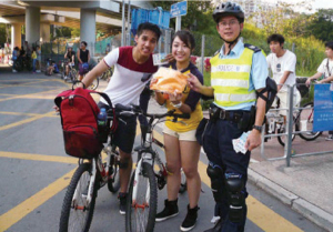 An officer of Traffic New Territories North conveys the safecycling message to youngsters.
