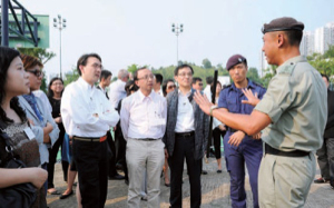 獨立監察警方處理投訴委員會主席翟紹唐（右五）連同委員到訪警察機動部隊總部。