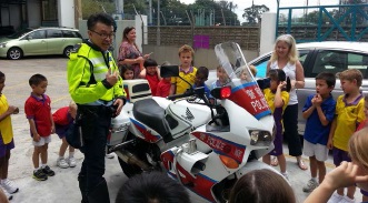 Officer from Traffic Hong Kong Island conveys
road safety messages to students.