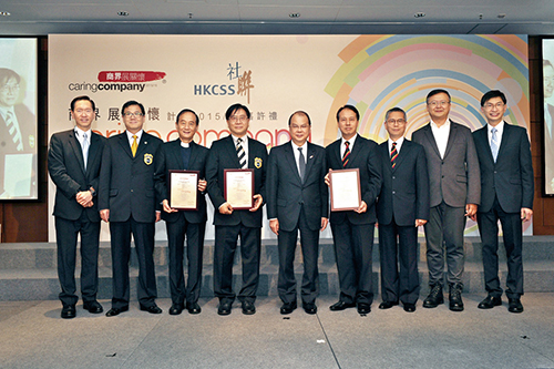 The Hong Kong Council of Social Service presented the 10 Years Plus Caring Organisation Logo to the Force. Kowloon City District also won the Outstanding Partnership Project Award for its STAR-MAKING Project.
