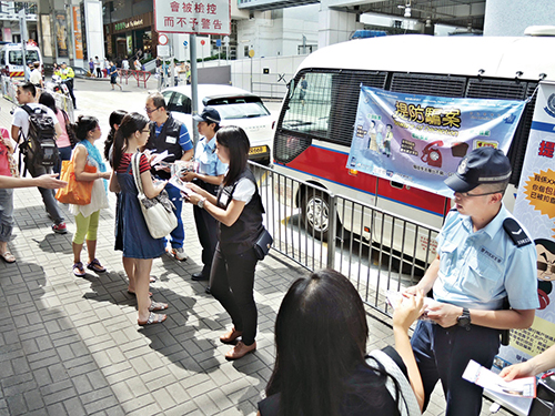 Kowloon East officers distributing anti-telephone deception leaflets to the public.