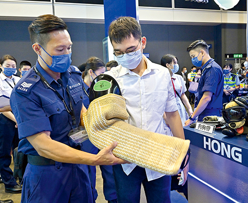 Officers of the Recruitment Division briefed visitors on the Police's work and equipment during the annual Education and Careers Expo.