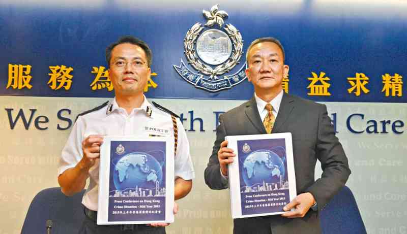劉業成（左）和羅夢熊在記者會講述上半年香港整體治安情況。