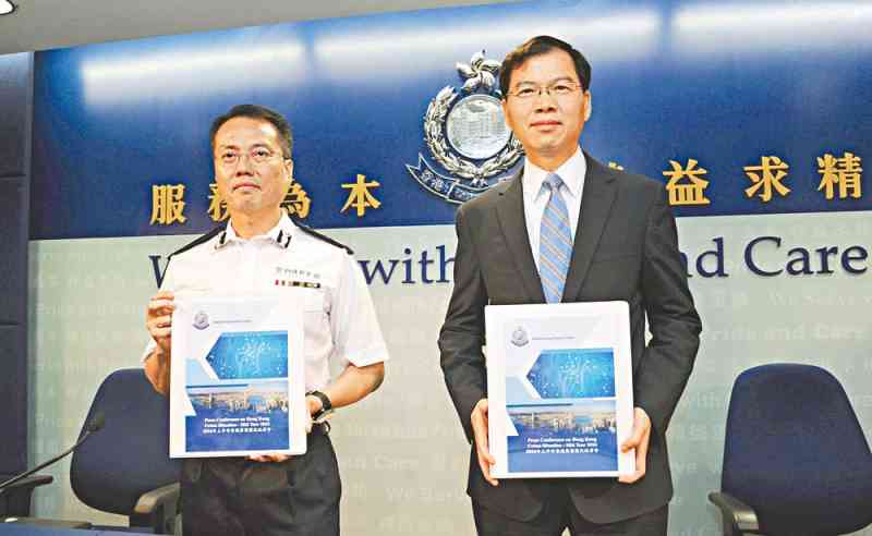 區志光（右）和劉業成在記者會講述上半年香港整體治安情況。