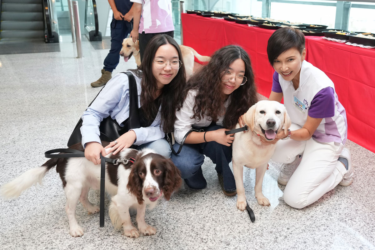 Chairperson of AWP Central Advisory Board cum Assistant Commissioner (Information Systems) Kwan Chui-ching and Student Mentors promote awareness of animal protection.