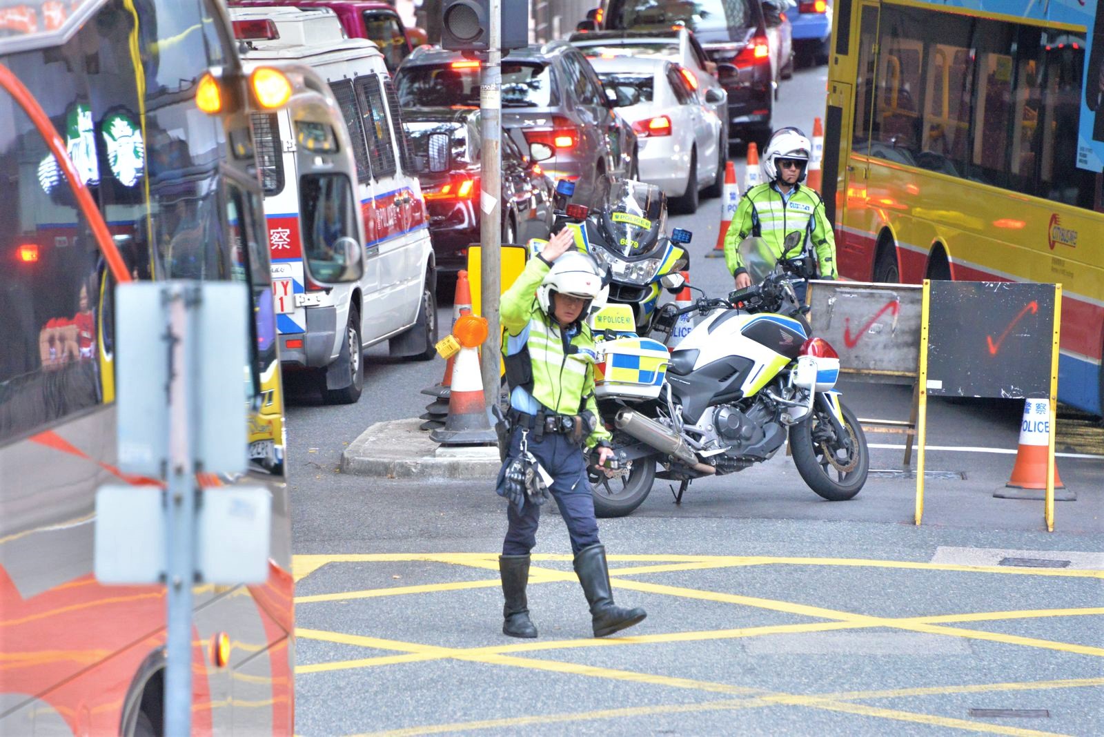 交通部警員每天穿梭於香港繁忙的街道，保持交通順暢及安全。