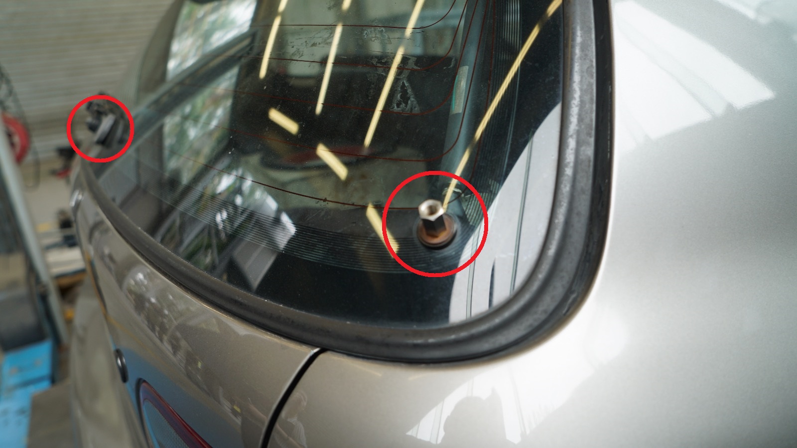 在車尾加上尖銳物件是常見的車輛改裝（紅圈示）。