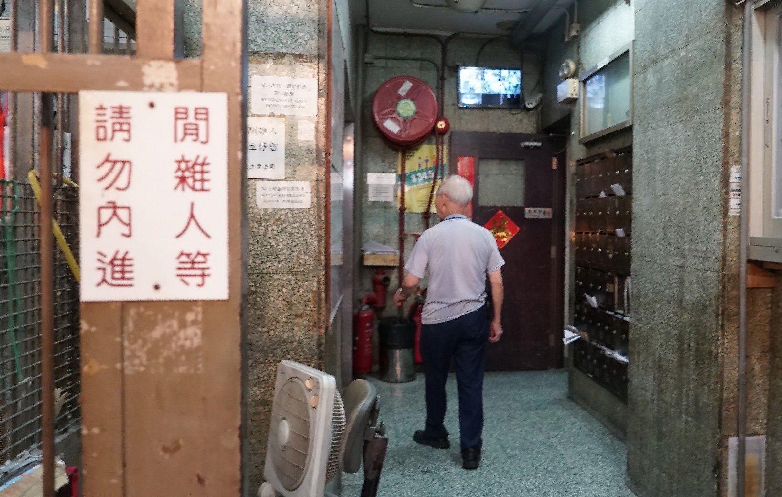 以前忙於接送心急人上樓的升降機，如今只服務保安員及零星住戶。