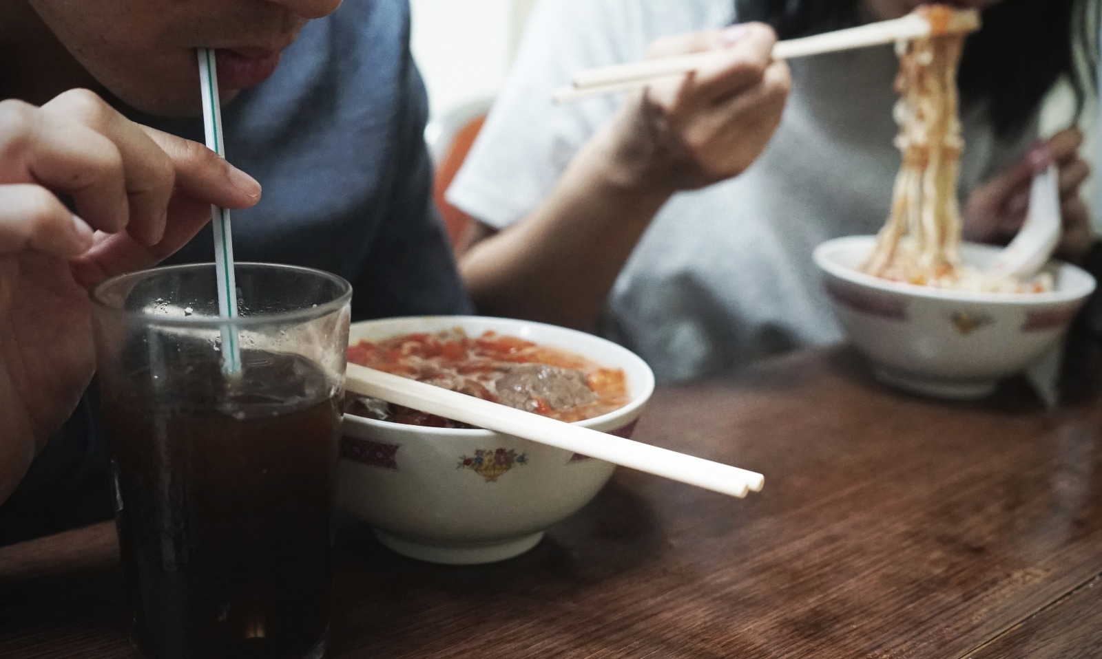 地舖樓上，各有食客。