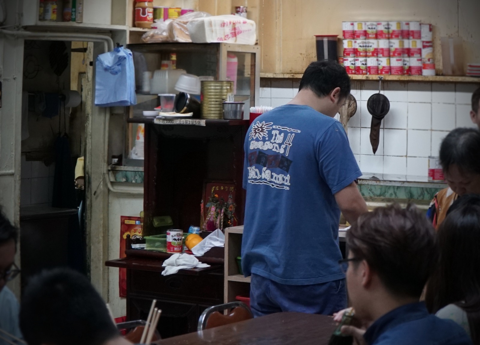 警方執法前，治安不靖，店主唯有求神庇佑。