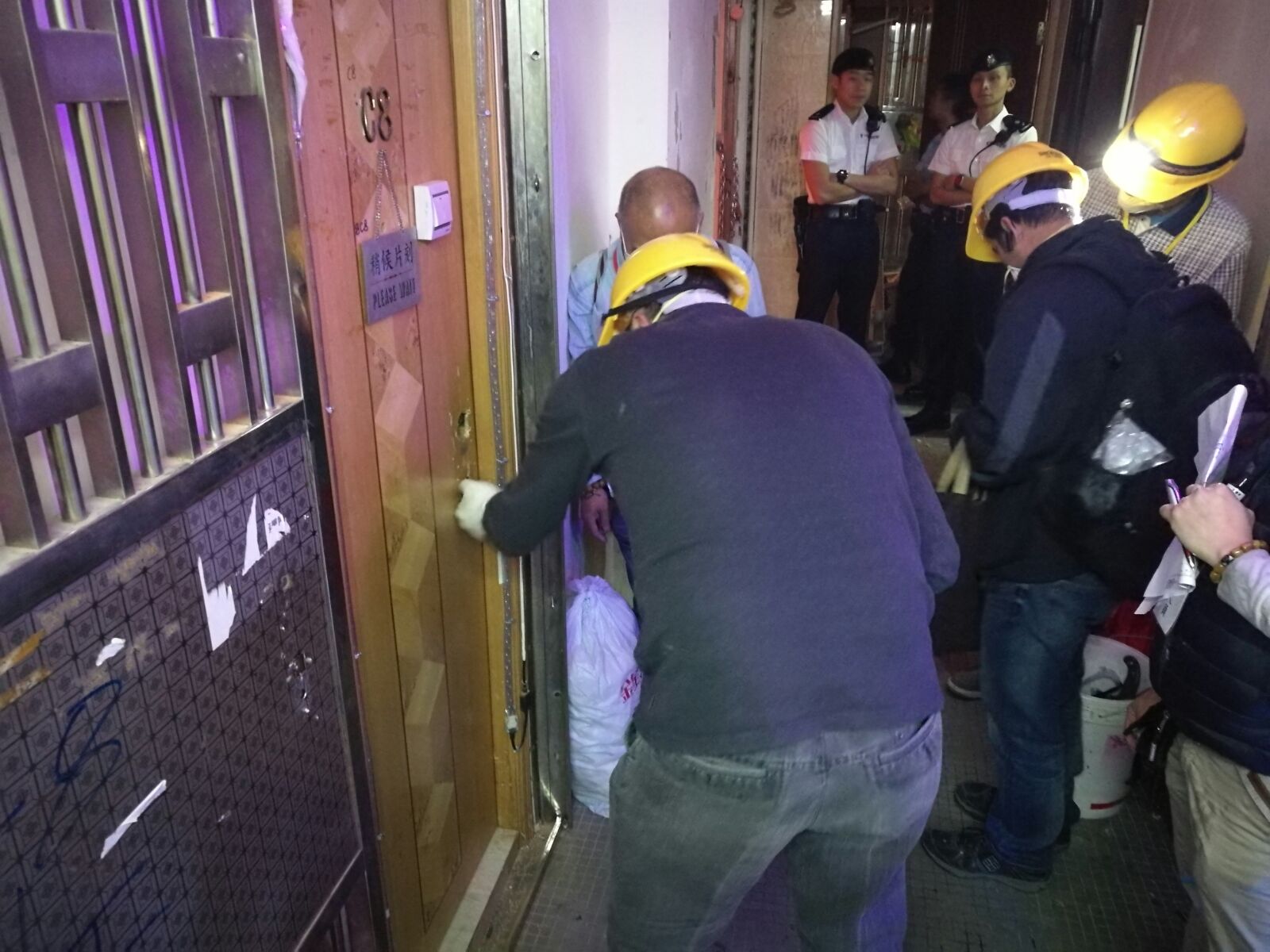 警方聯同由大業主派出的團隊清理被非法霸佔的單位。