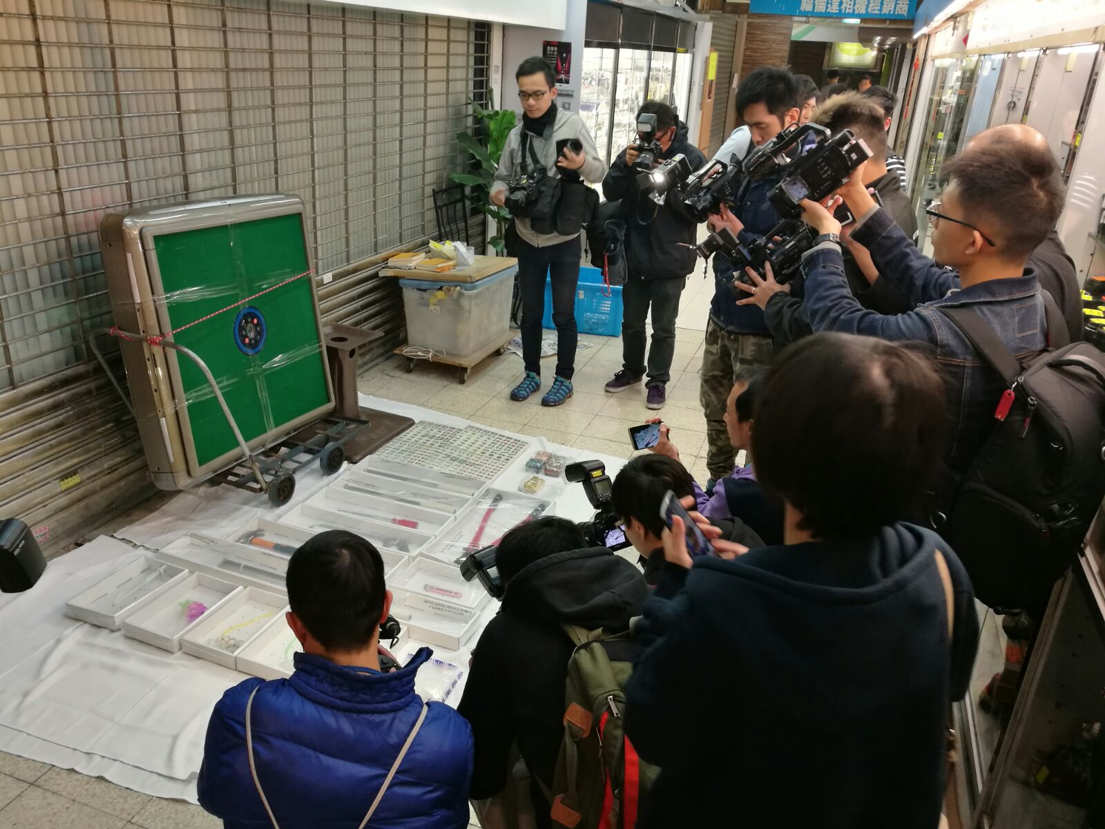 警方檢獲懷疑爆竊工具及賭具等物品。