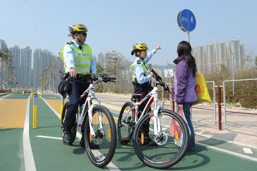 圖片：交通警員向市民派發交通安全宣傳單張